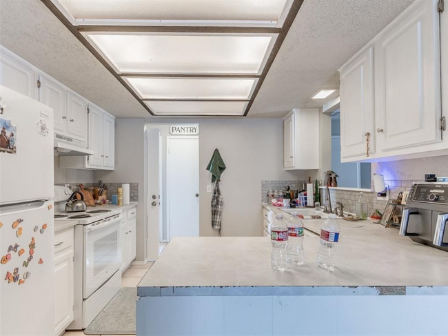 Building Photo - 6916 Woodlake Dr