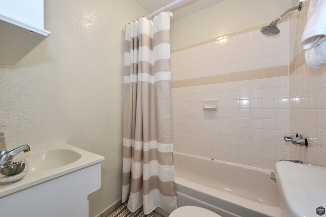 Building Photo - 16 Clubhouse Ave