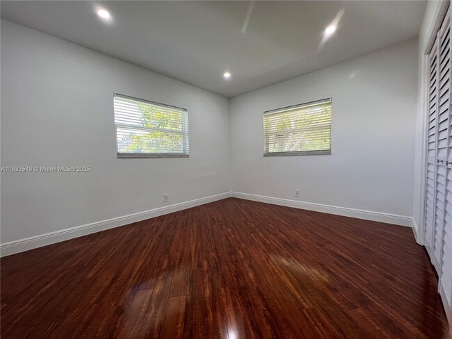 Building Photo - 1250 SW 15th Ave