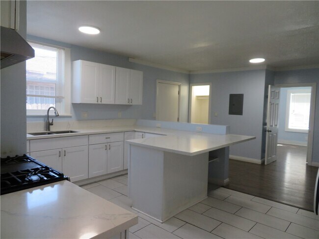 Building Photo - 3923 Normandie Ave