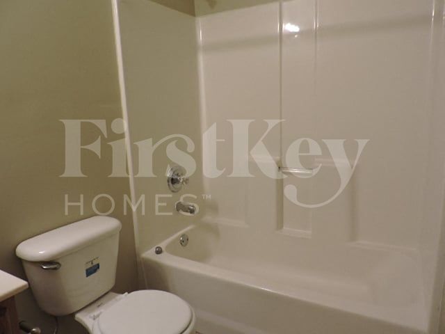 Building Photo - 2631 Parkview Dr