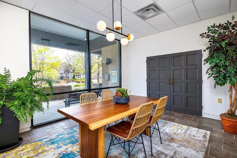 Building Photo - 619 King St