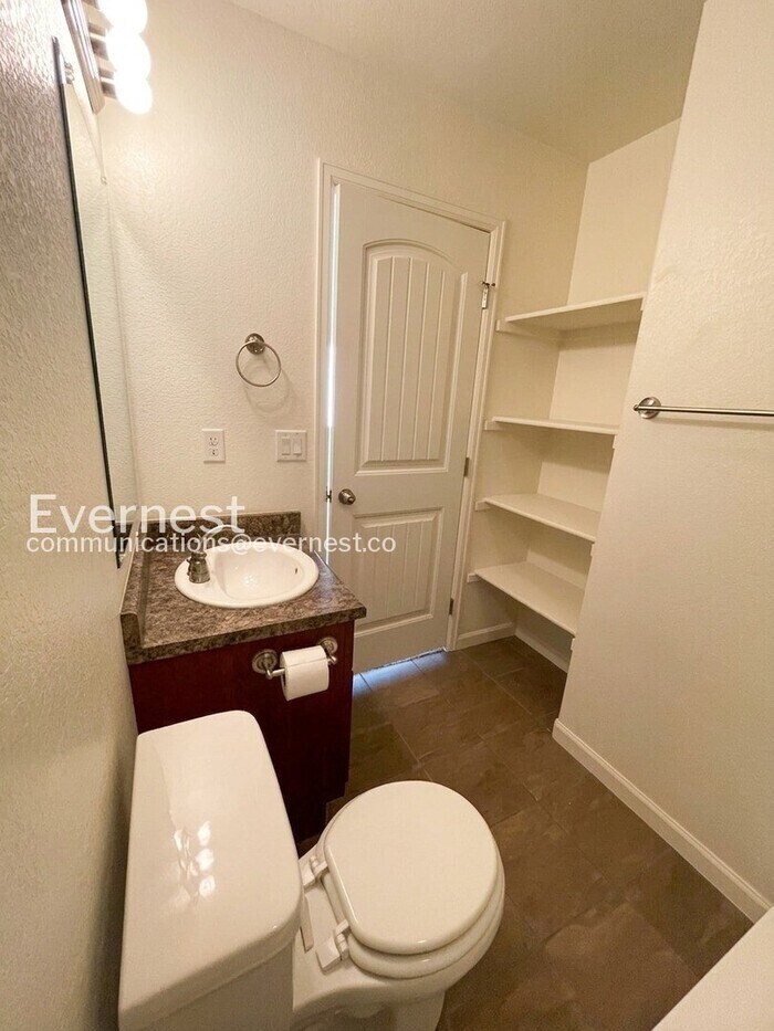 Building Photo - 3194 Fairmont Dr