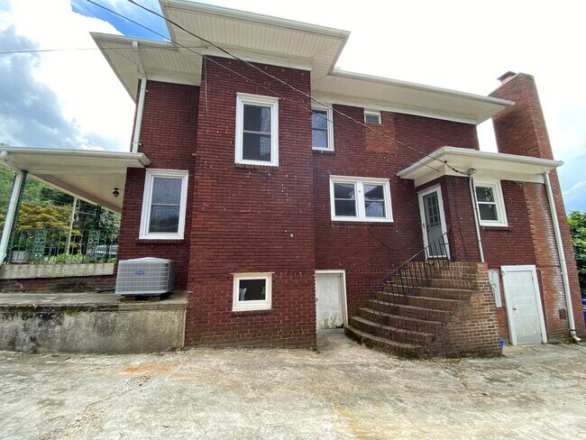 Building Photo - North Asheville - Renovated 1020's Charmer!
