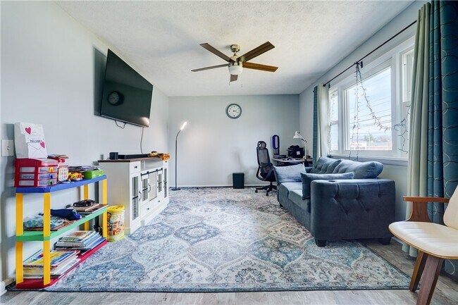 Building Photo - 889 Long Pond Rd