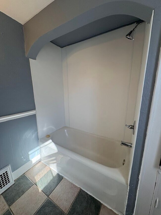 Building Photo - Four bedroom 2 full bath home for rent