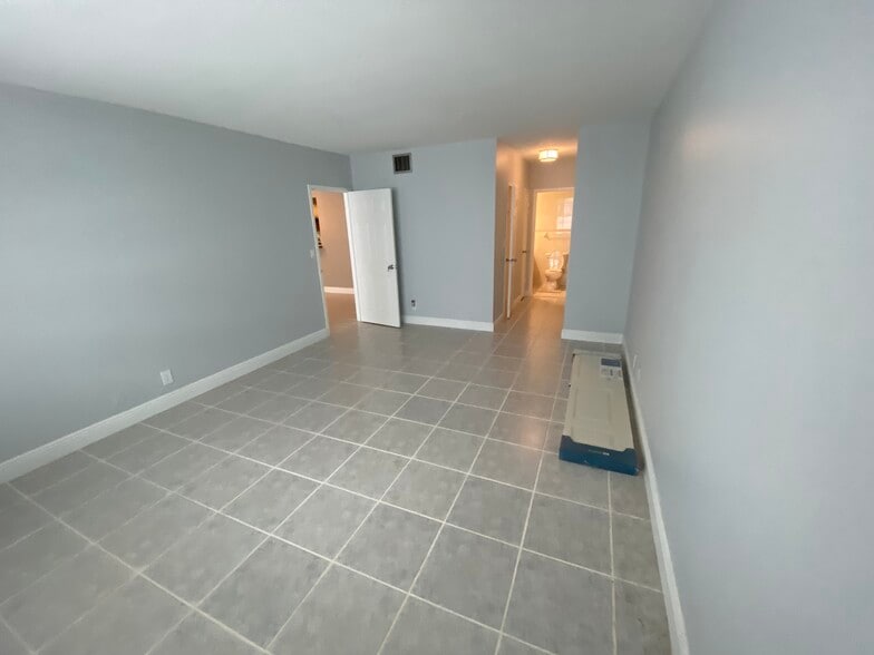 Building Photo - 3725 S Ocean Dr