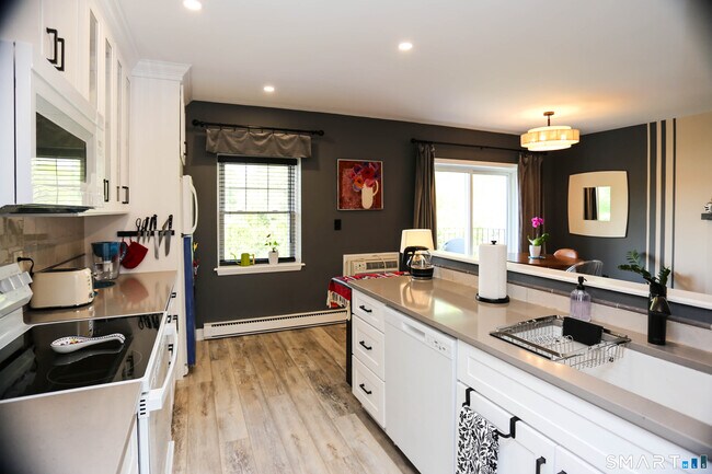 Building Photo - 36 Turn of River Rd