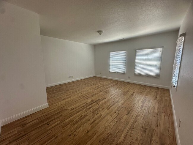 Building Photo - Come View This Perfect 2 Bedroom 1 Bath Located In the Heart of Downtown!!