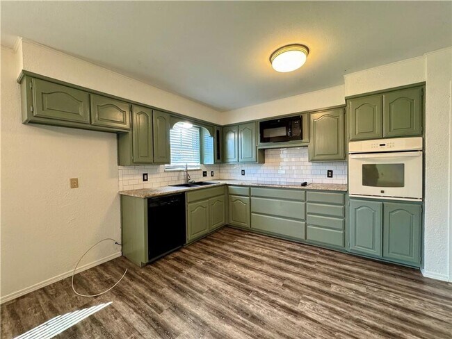Building Photo - Charming Single Family Home In Hewitt, TX