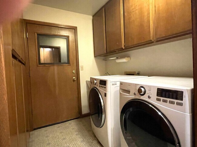 Building Photo - 3 bedroom 3 bath plus a large room downstairs in Lake Wildwood, Penn Valley, CA