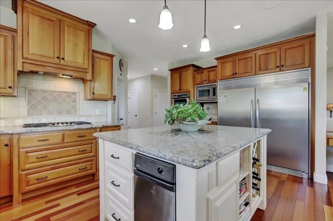 Building Photo - Lake View, 5 bedroom, 3 bath home in gated...