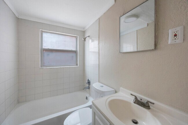 Building Photo - 1116 Upton Ct S