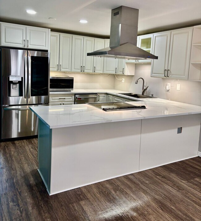 Building Photo - 2 Bed / 2 Bath updated Mercer Island condo $2,995/mo