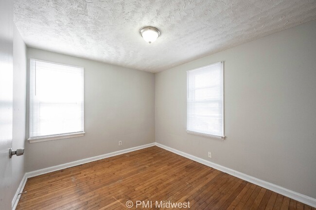 Building Photo - Charming 2 Bedroom Duplex with Spacious La...