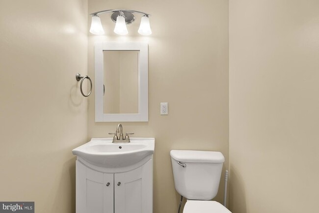 Building Photo - 650 E Street NE Unit A