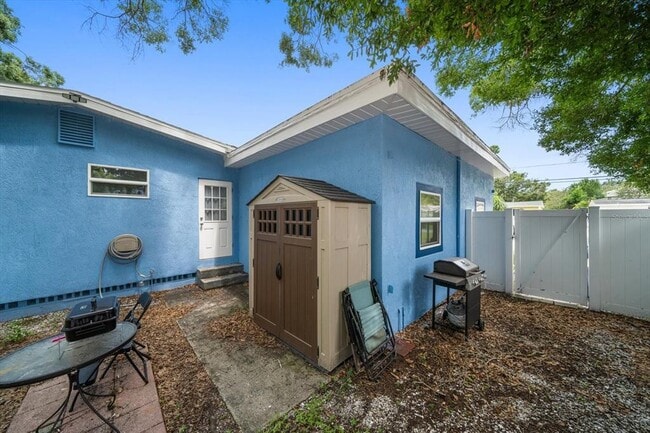 Building Photo - 908 S Palm Dr SW