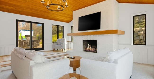 Building Photo - Late Summer Furnished Executive Extended Stay Rental on Old Mission Peninsula