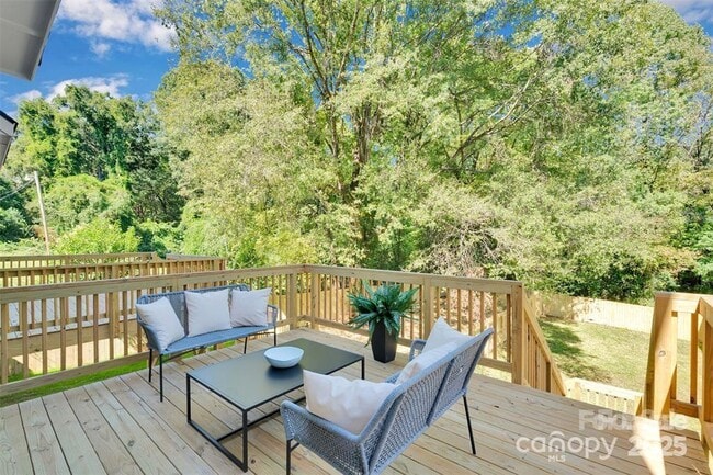 Building Photo - 5615 Lantana Ave