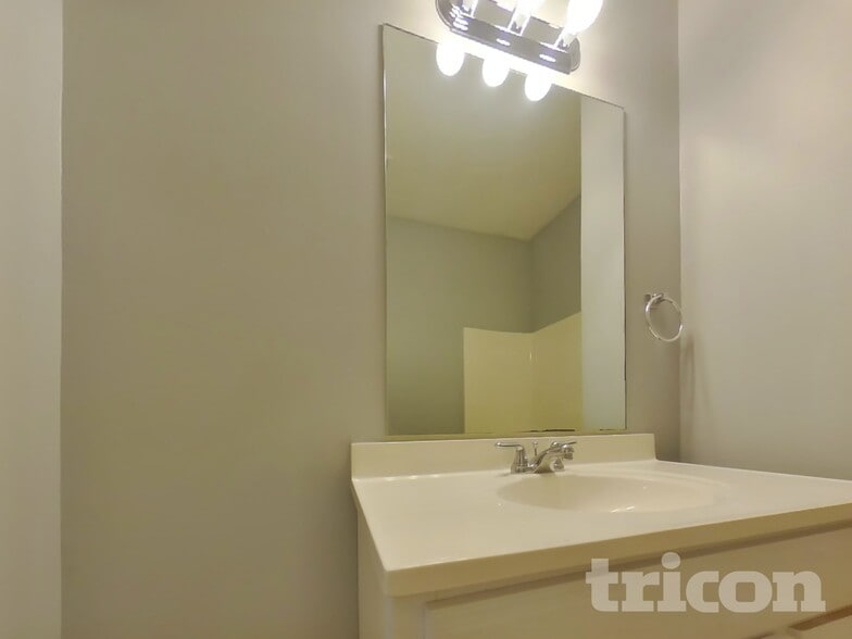 Building Photo - 3029 Lakeview Pkwy