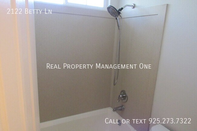 Building Photo - 2122 Betty Ln