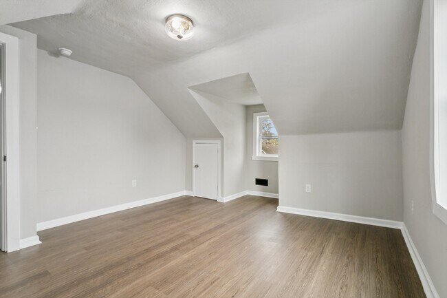 Building Photo - 924 Ivy Ave