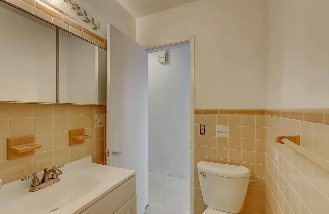 Building Photo - 2041 Coral Reef Dr