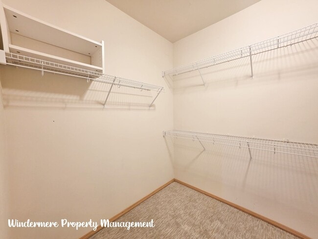 Building Photo - Bright and Spacious, Conveniently located ...