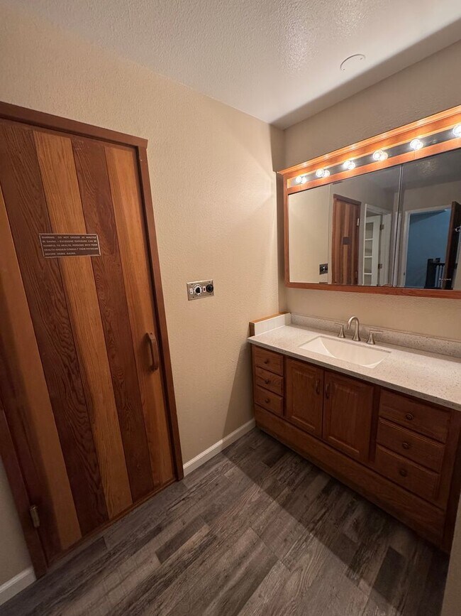 Building Photo - Stunning 2 bedroom townhouse