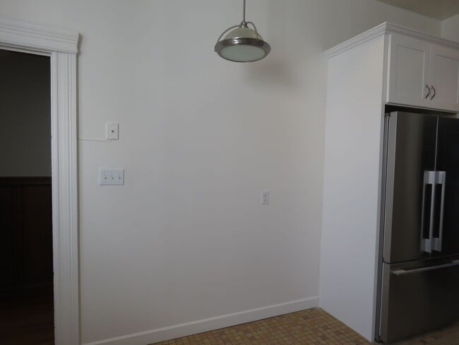 Building Photo - Huge and Beautiful Classic Top Floor Condo