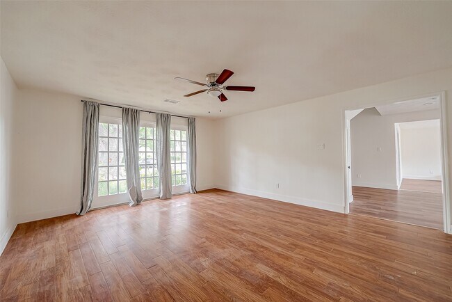 Building Photo - 934 Goldfinch Ave