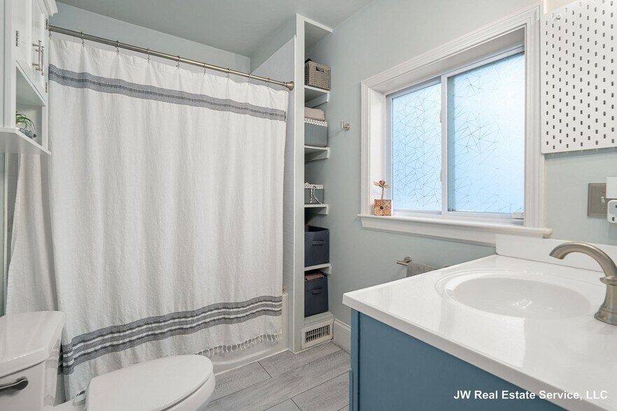 Building Photo - 6 Oakland St