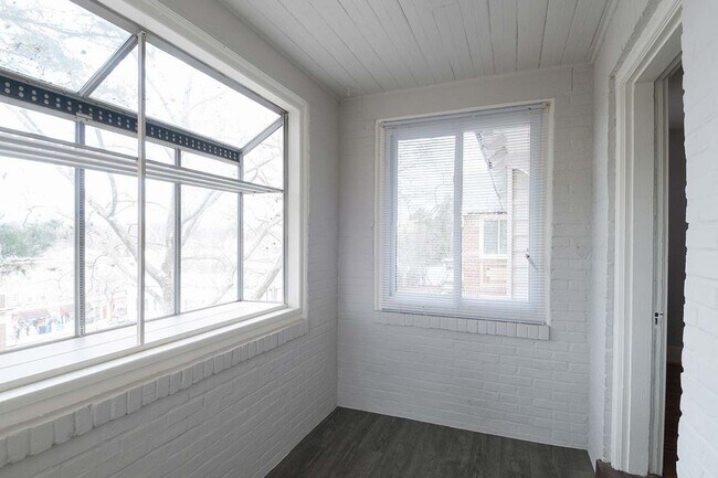 Interior Photo - Metropolitan Narberth Station