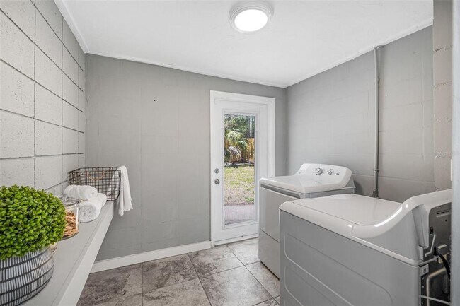 Building Photo - 4925 Camellia Way S