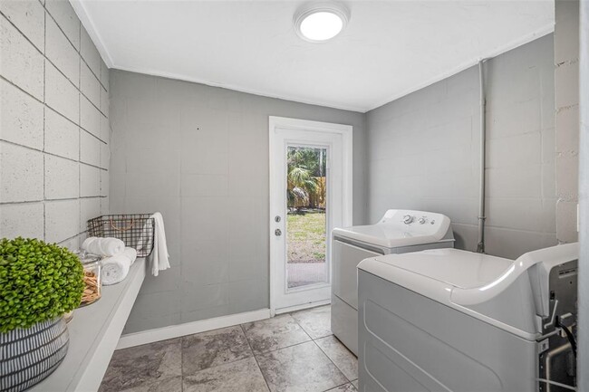 Building Photo - 4925 Camellia Way S