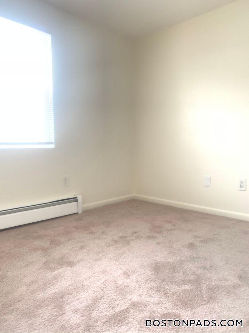 Building Photo - 71 Bernier St