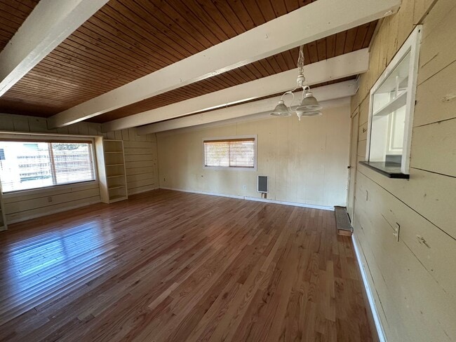 Building Photo - Very Clean 3 Bedroom 1 Bath Home With Cent...
