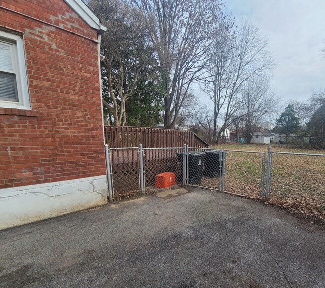 Building Photo - Extra clean and spacious home with a finis...