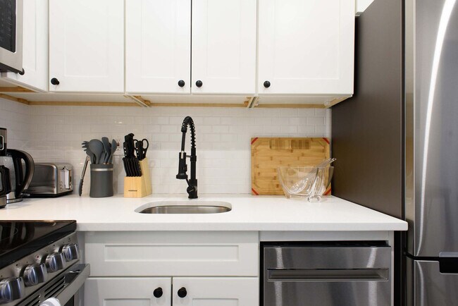 Building Photo - 240e E 75th St