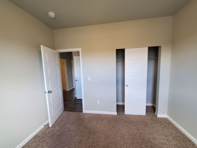 Building Photo - Beautiful Newer 4 Bedroom In Tahoma Terra Neighborhood!