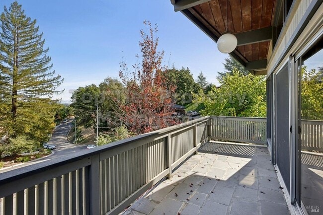 Building Photo - Beautiful 3 bedroom, 2 bath, 2,039 sqft hi...