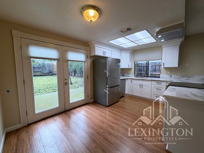 Building Photo - Beautifully Updated, 3BD/2BA Home in Larchmont Sunriver, off Sunrise Blvd. and Coloma Rd.