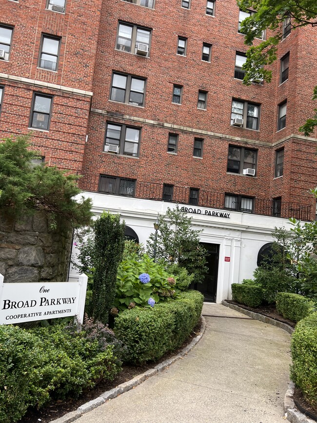 Building Photo - 1 Broad Pky