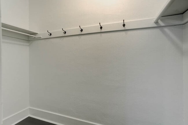 Building Photo - St. Johns Gorgeous Renovated Top Floor Studio