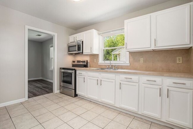 Building Photo - Charming 3-Bed/1-Bath Ranch Style with Garage