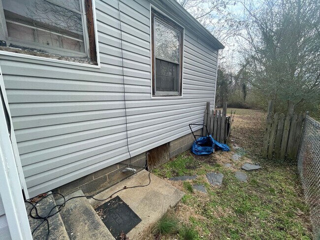 Building Photo - 2 bed house w Laundry, All electric, central HVAC, fenced yard, hardwoods