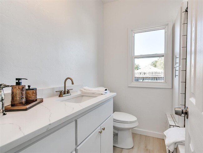 Building Photo - 1215 NW 8th St