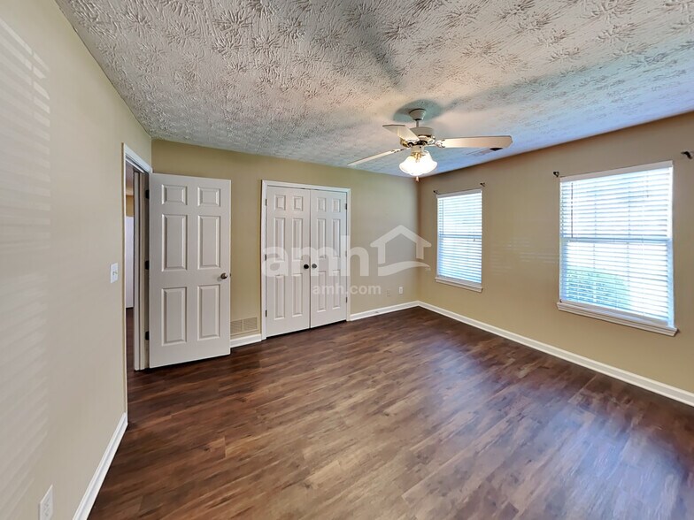 Building Photo - 685 Oxford Hall Dr SW