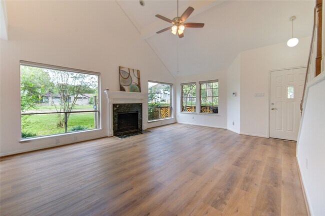 Building Photo - 902 Mesa Terrace Dr