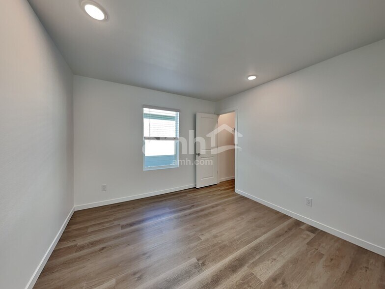 Building Photo - 26151 E Calhoun Pl
